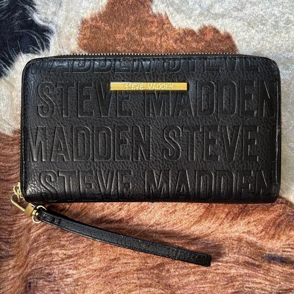 Steve Madden Black Embossed Logo Zip Around Wristlet Wallet Organizer Gold Tone